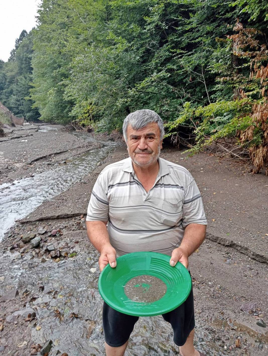 O kentte dere dere gezip haftada 10-13 gram altın topluyor! Resmen bedavadan para kazanıyor 1